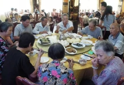 万福园提供敬老交流会免费早茶服务